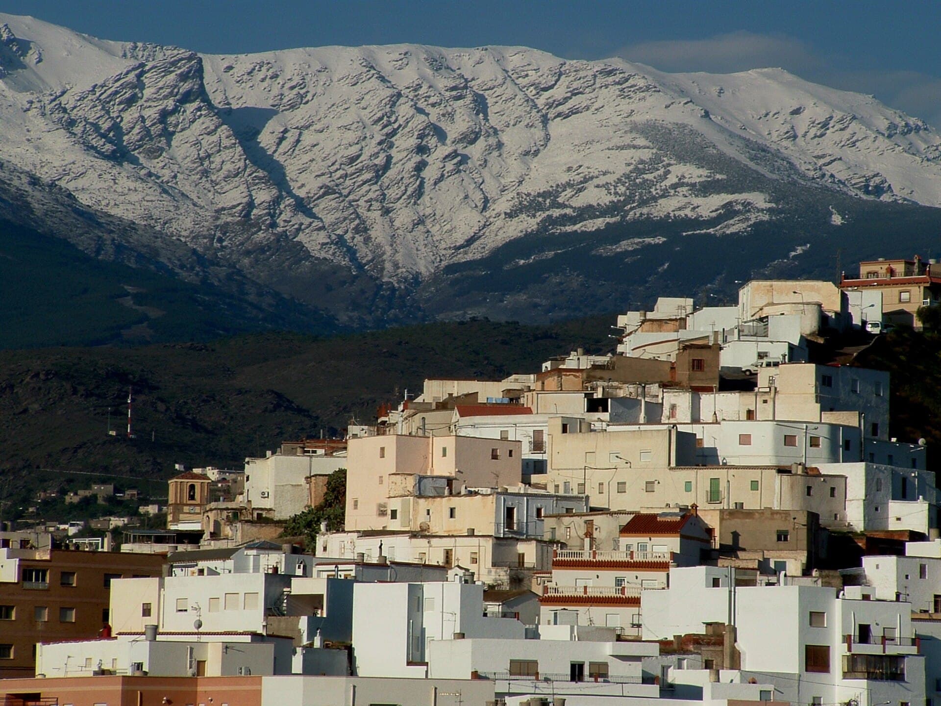 Abla ante las cumbres nevadas de Sierra Nevada