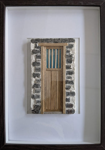 Puerta de madera de una hoja con jambas de piedra